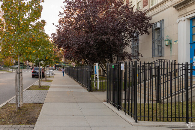 83% of teachers at PS 24 Andrew Jackson School have 3 or more years of experience.