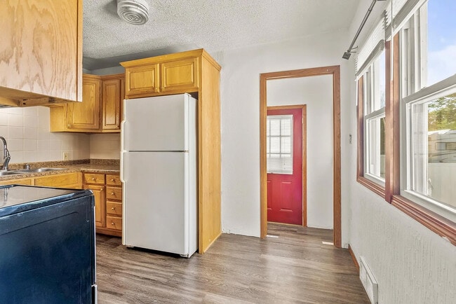 1520 W 9th St, Waterloo, IA 50702 - photo 2