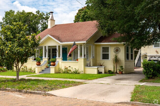 Many of the colorful bungalow homes in Thornton Park were built in the early 1900s.