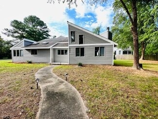 2465 Entrada Dr, Virginia Beach, VA 23456