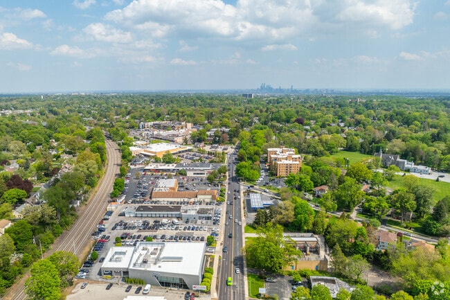 Lancaster Avenue (Highway 30) serves as Wynnewood’s main commercial corridor, lined with retail shops, dining venues, and essential services.