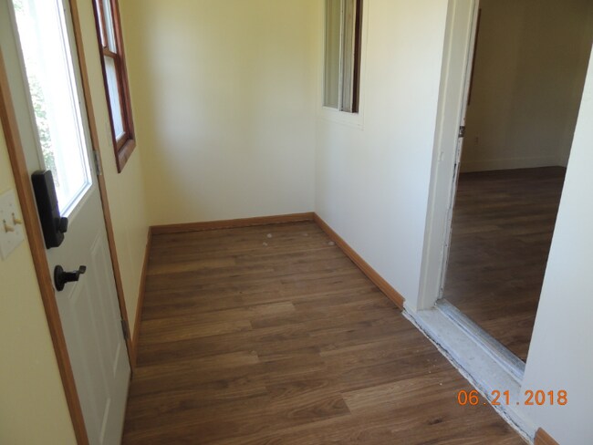 208 4th Ave W, Culbertson, MT 59218 - photo 3