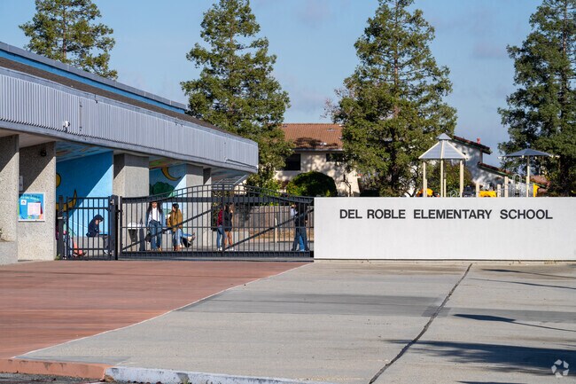 Welcome to Del Roble Elementary School.