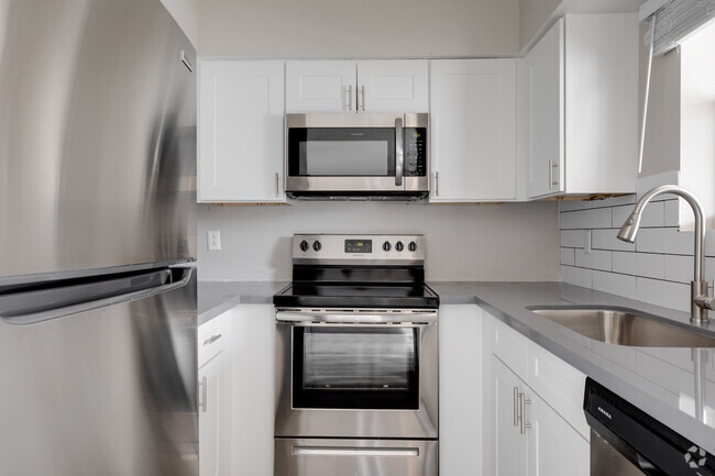 2BR, 2BA - 1,035SF