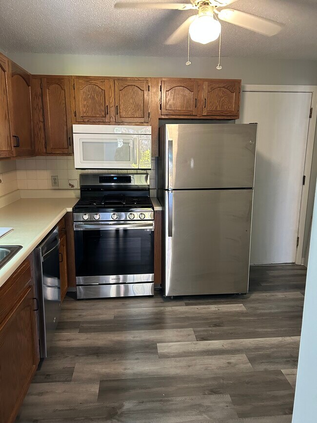 379 Huse Rd unit 31, Manchester, NH 03103 - photo 2