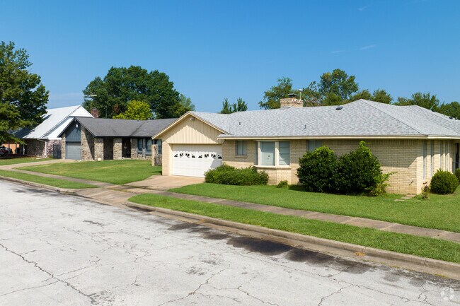 Longview Lake Estates has sidewalks that run throughout the neighborhood.