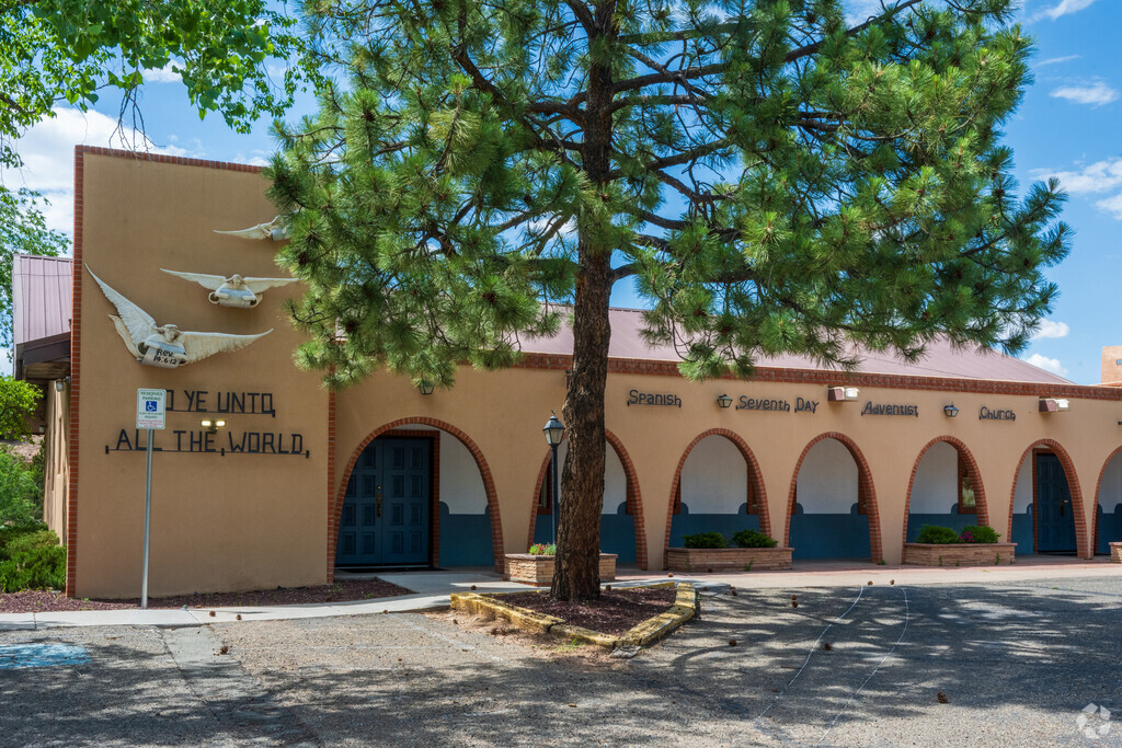 Adventist Academy of Santa Fe's main building.