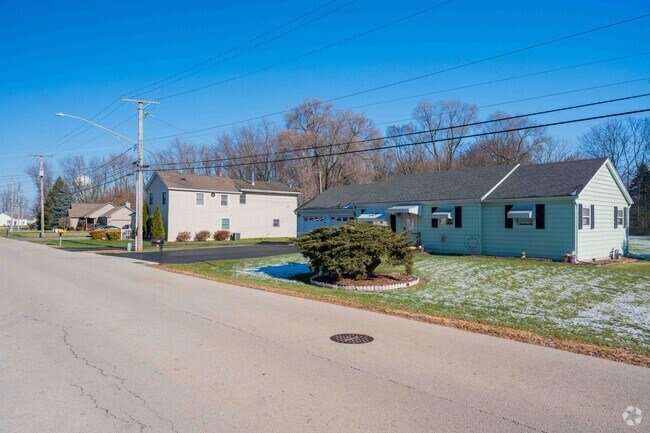 A couple of nice homes nested in a nice neighborhood in the Braidwood, IL area
