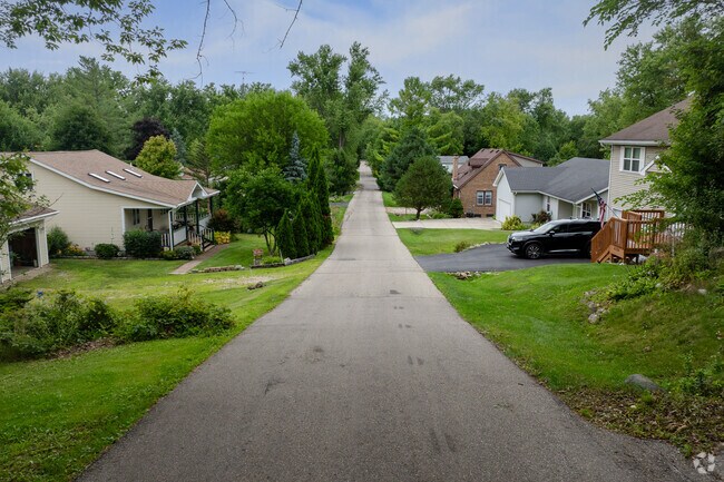 Quiet neighborhood roads are common in Delavan Lake.