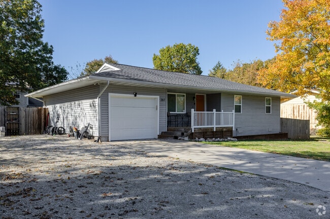 Older single family homes in Hollister are common.
