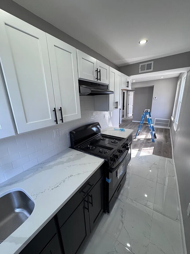 820 S 20th St, Newark, NJ 07108