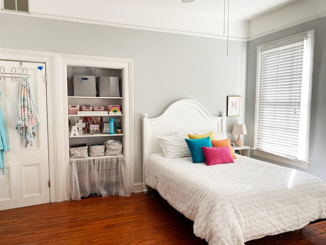 Back Bedroom- 2 closets