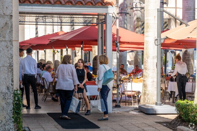 Residents of Gables By The Sea enjoy dining at a variety of nearby restaurants.