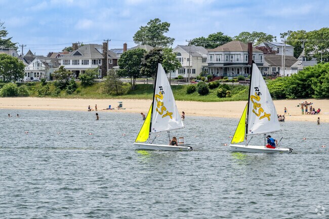 At Onset Beach in the Wareham neighborhood you can rent a sailboat.