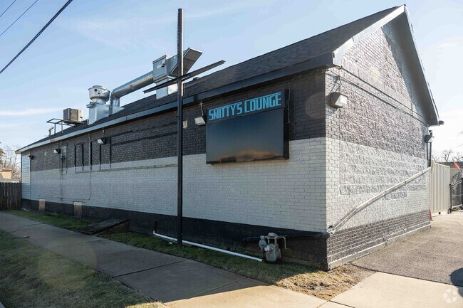 Smitty’s Lounge in Phoenix, IL has a large area with outdoor seating for its customers.