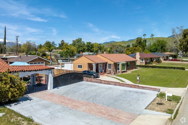 Muscupiabe Drive is home to many large ranch homes with red roofs and gated driveways.