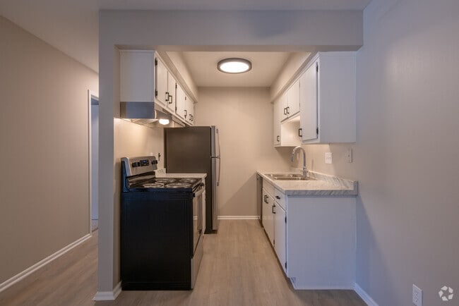 2BR, 1BA - 1,025SF - Kitchen