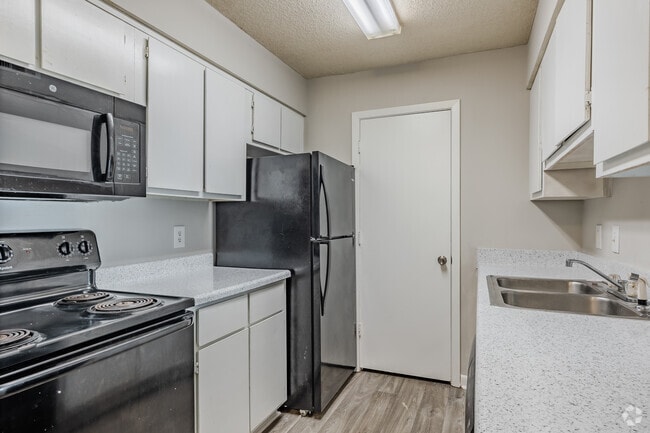 2BR, 2BA - 911SF - Kitchen