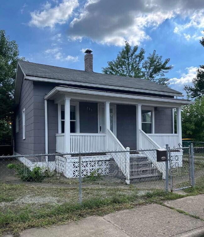 711 W 5th St, Mishawaka, IN 46544