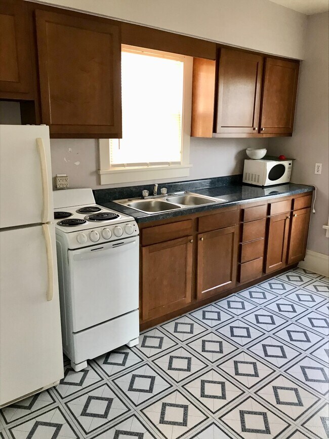 339 W Columbia St, Alliance, OH 44601 - photo 2