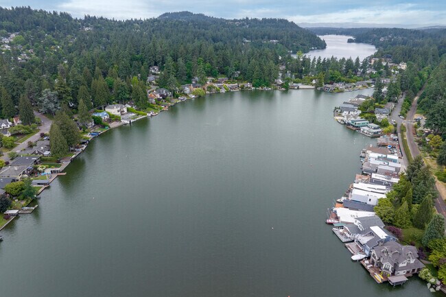 Lakefront homes in Lakewood enjoy direct access to Lakewood Bay and Lake Oswego.