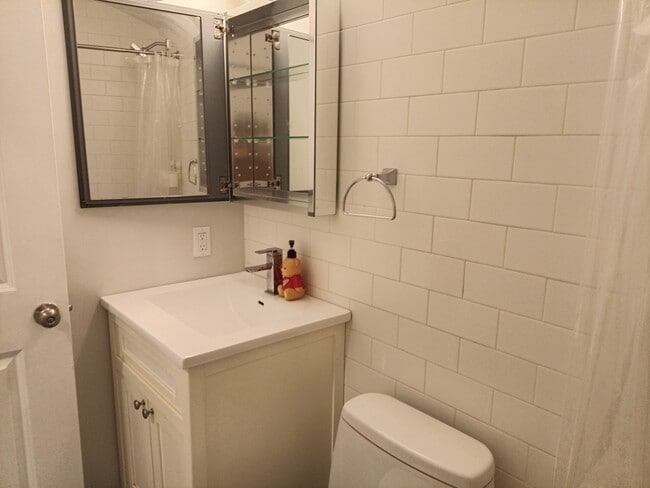 9214 Rockaway Fwy unit Rockaway beach 3 bed, Rockaway Beach, NY 11693 - photo 4