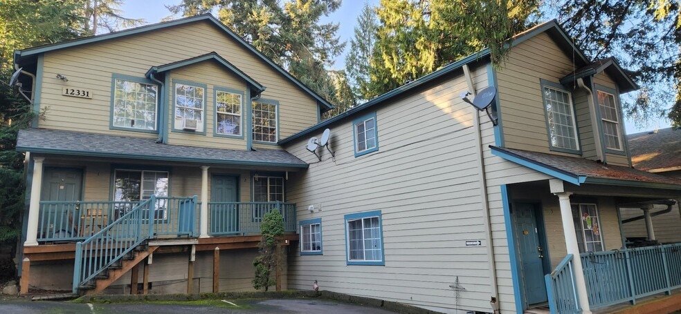 12331 SE Whitcomb Dr unit 2, Portland, OR 97222 - photo 1