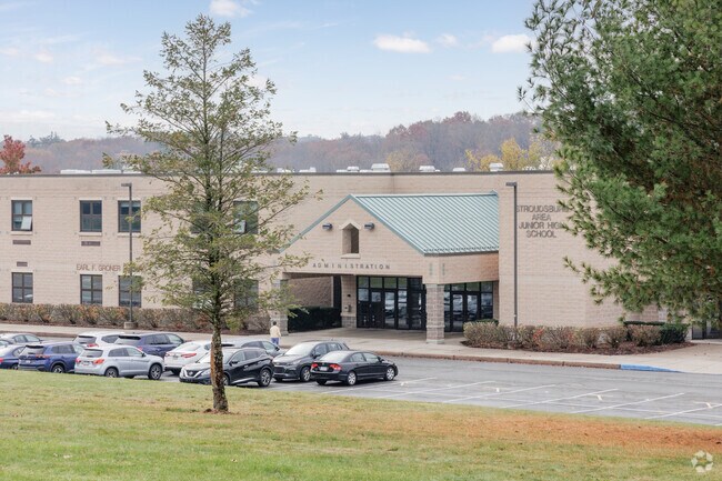 Stroudsburg Junior High school in Stroudsburg, PA hasa 650 seat gymnasium, a 758 seat auditorium