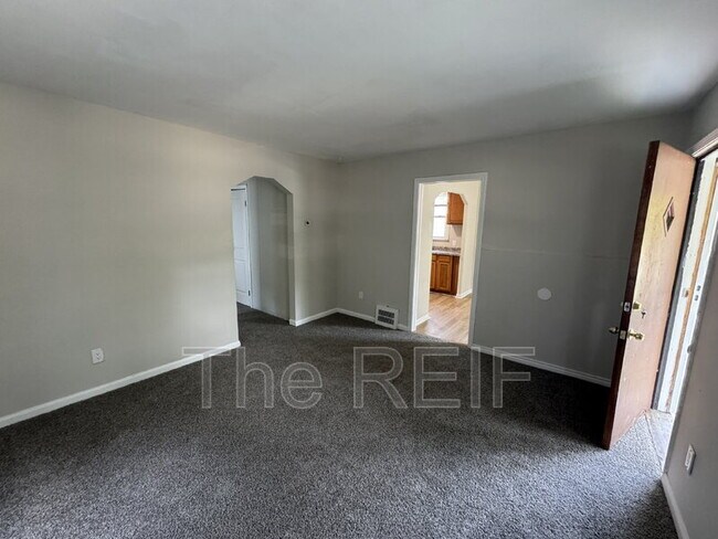 18941 Elkhart St, Harper Woods, MI 48225 - photo 5