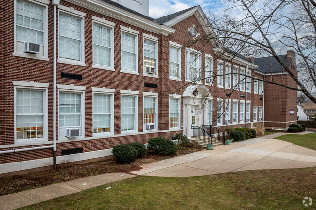 East End Elementary School in North Plainfield, NJ, has a student-teacher ratio of 11 to 1.