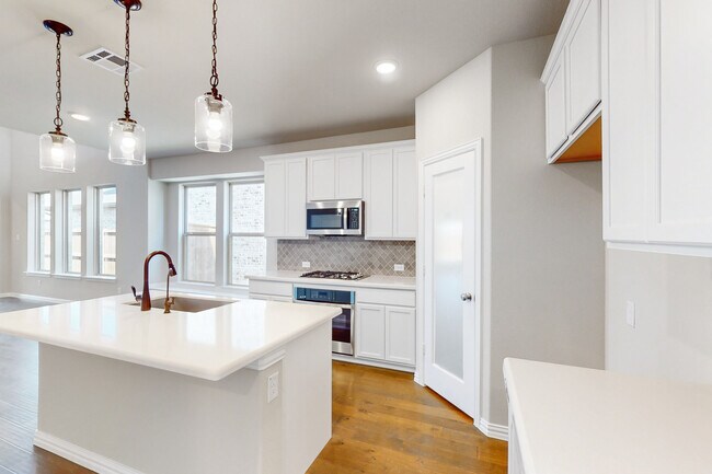 1048 Tarryhill Dr unit 36452507, Crowley, TX 76036 - photo 7