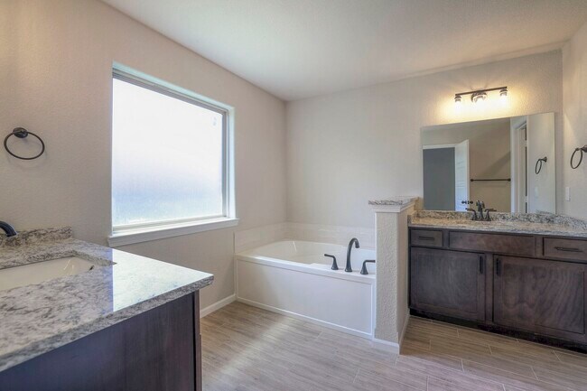 8520 Pickering St, Lenexa, KS 66227 - photo 7