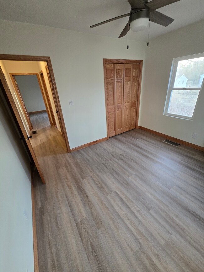 804 Hanna Blvd, Waterloo, IA 50701 - photo 4