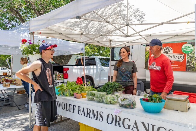 Sunday Farmers' Market at College View.