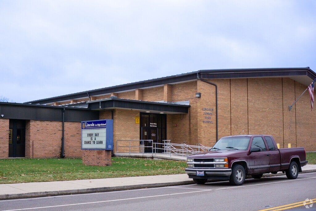 Lincoln Junior High School serves students in the Lasalle County community.