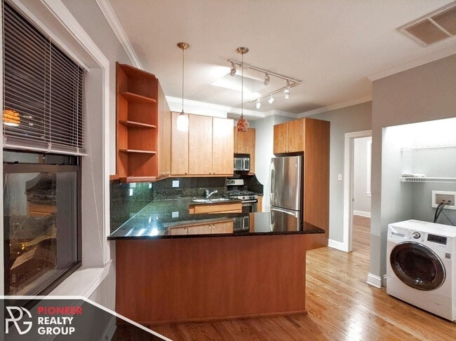 624 W Roscoe St unit 2, Chicago, IL 60657 - photo 3