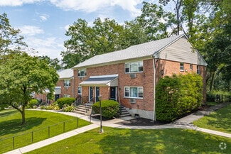 2 Lakeview Dr, Peekskill, NY 10566