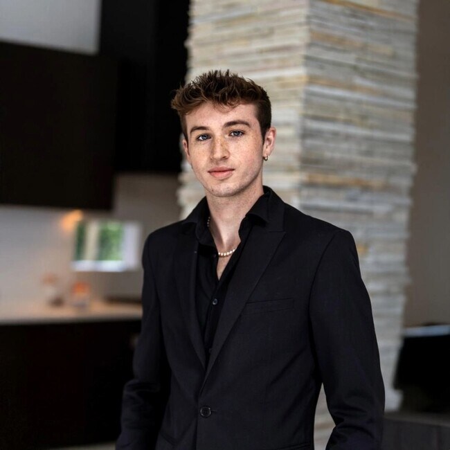 Agent Photo