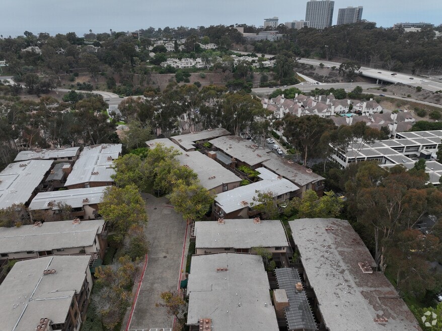8860 Villa la Jolla Dr unit 112, La Jolla, CA 92037 - photo 2