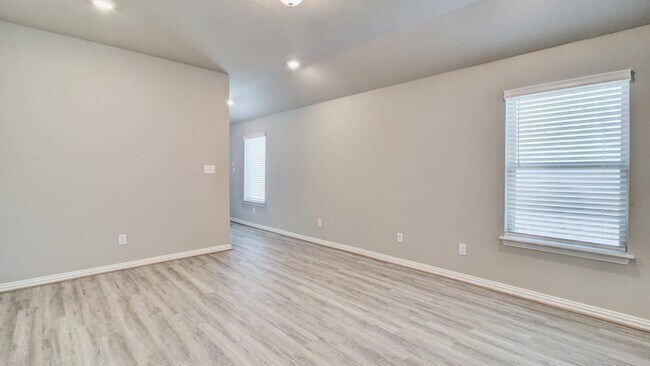 4519 Pinehurst Trace Dr, Pinehurst, TX 77362 - photo 4