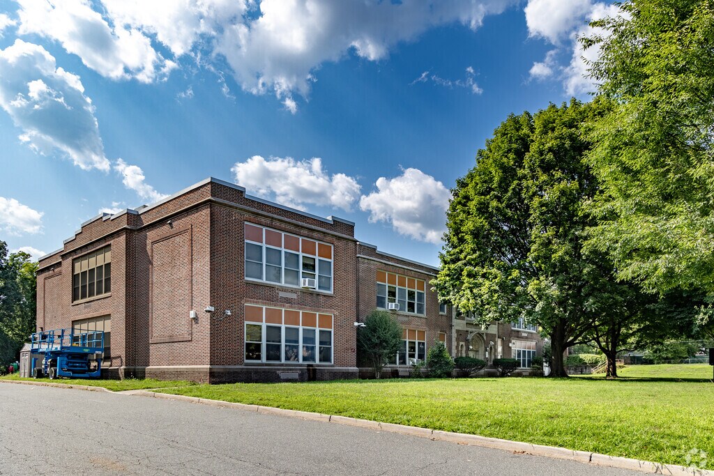 School No 8 in Clifton serves 167 PK-5 students with a 10:1 student-teacher ratio.