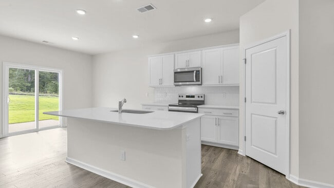 1001 Misty Creek Dr, Aberdeen, NC 28315 - photo 5