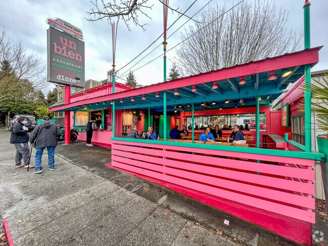 Un Bien Carribean offers outdoor seating for customers in Loyal Heights.