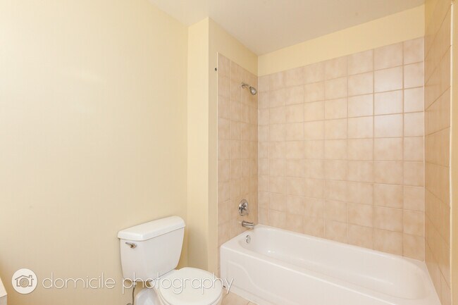 2307 W Wolfram St unit 214, Chicago, IL 60618 - photo 5