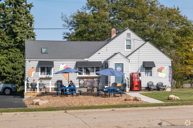 Niagara Creamery serves freshly made, hard-packed ice cream in pints, cones, and sundaes.