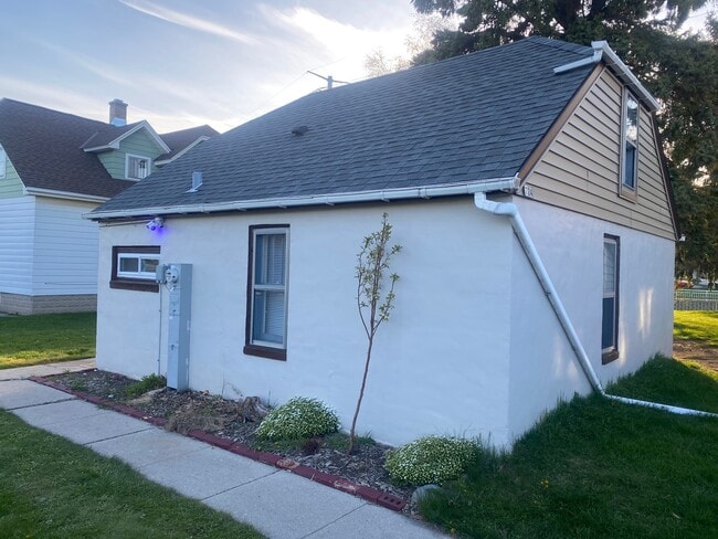 724 S Spring St, Port Washington, WI 53074 - photo 2