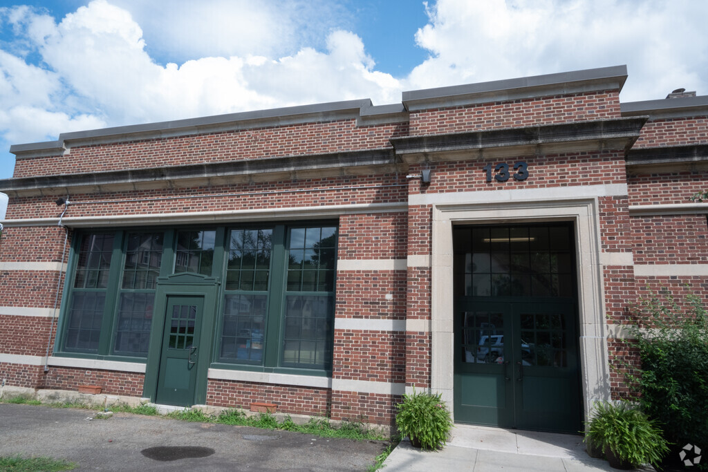 Lake View Elementary School provides education to children living in Lake Park.