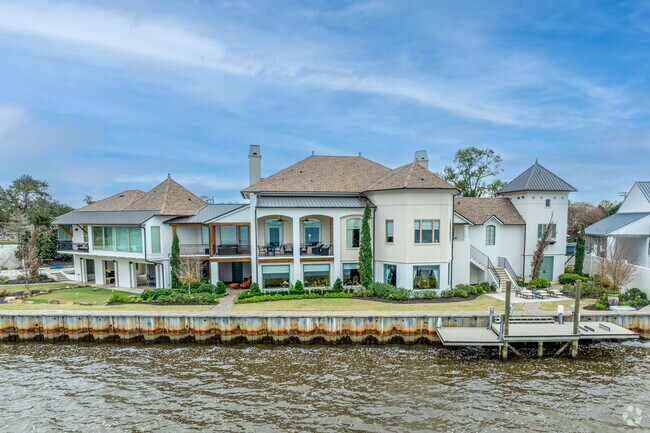 Margaret Place offers beautiful lakefront properties in Lake Charles.