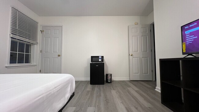 301 Winners Cir S unit Room 2, Jacksonville, NC 28546 - photo 4