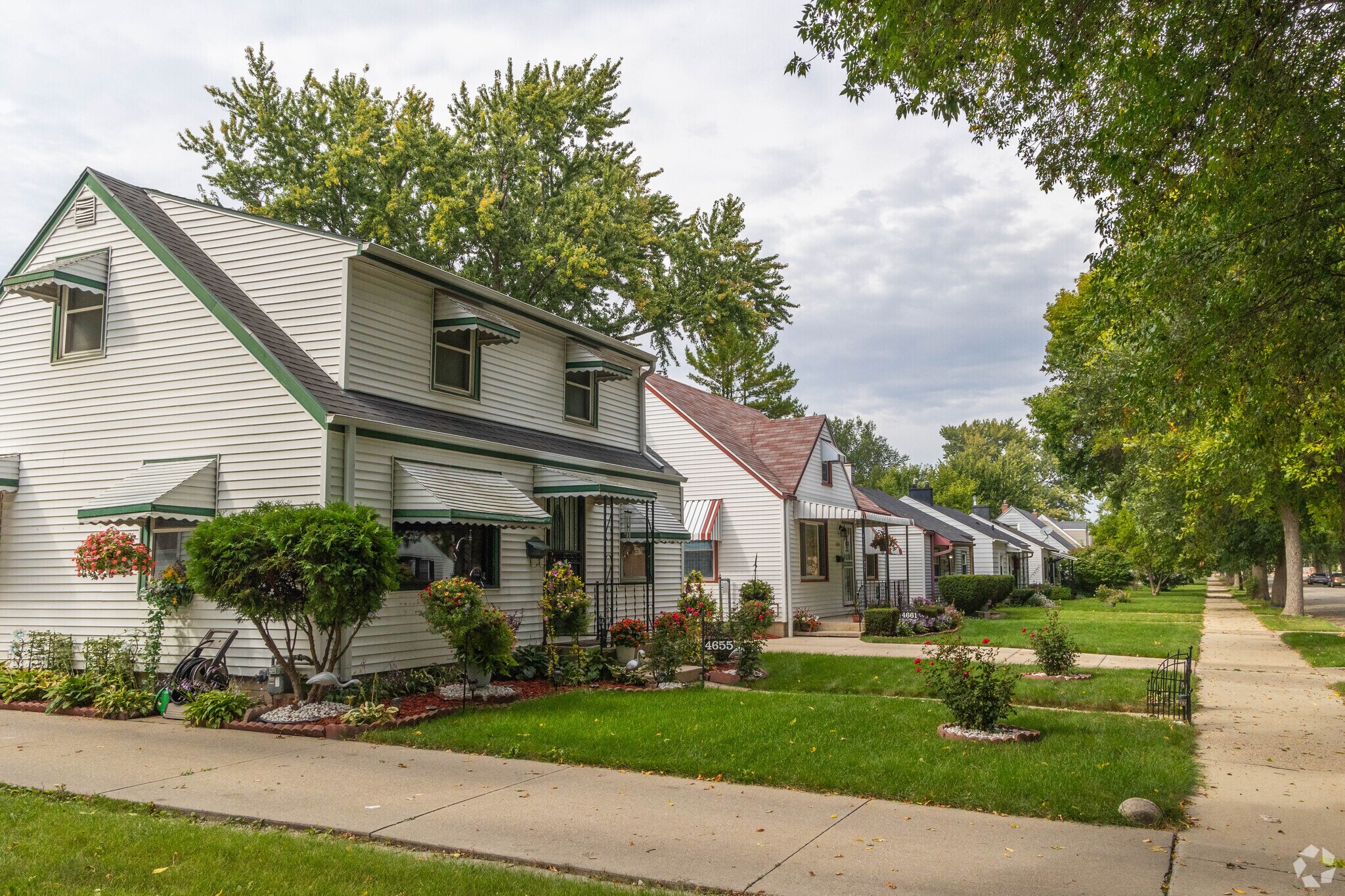 A lovely group of homes in Wahl Park.